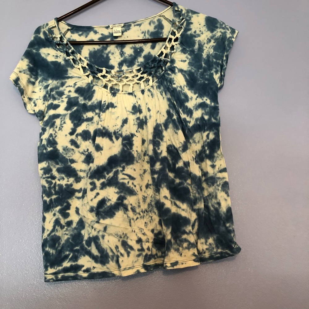 Forever 21 blue and cream tie dyed tee